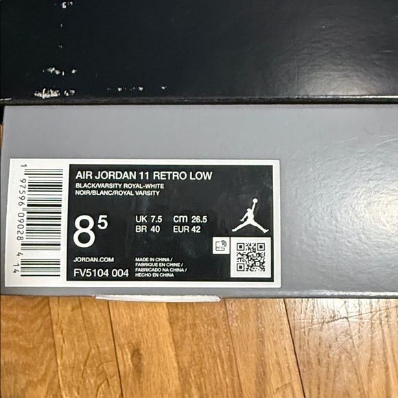 Jordan 11 Men's Black and White Low-Top Sneakers - Picture 7 of 7